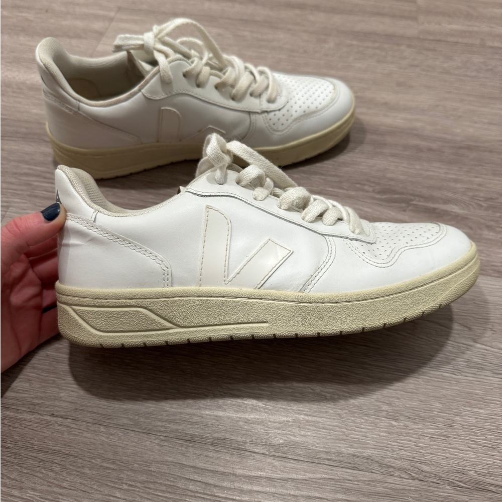 Vejas V-10 All White Sneakers Size 7
